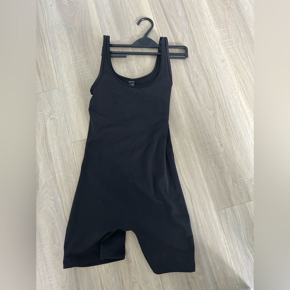 ARITZIA BODYSUIT SUPER FLATTERING SIZE 2XS fits xs